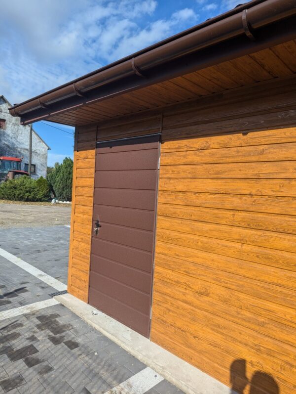 drewnopodobny garaż premium 6x6,5 multigloss z wypustem dachu, podbitką, blacha T-14, okno 80x60 +drzwi - obrazek 5