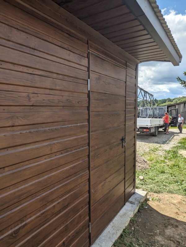 drewnopodobny garaż premium 6x6 orzech z wypustem dachu, podbitką, blacha T-14, okno 80x60 +drzwi - obrazek 3