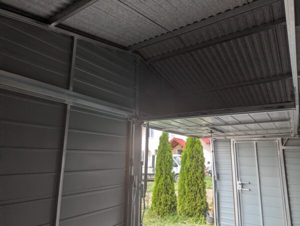drewnopodobny garaż premium 6x6 orzech z wypustem dachu, podbitką, blacha T-14, okno 80x60 +drzwi - obrazek 4