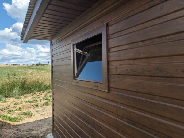drewnopodobny garaż premium 6x6 orzech z wypustem dachu, podbitką, blacha T-14, okno 80x60 +drzwi - obrazek 8