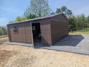 garaż drewnopodobny orzech 6x6, drzwi, rynny, okno 80x80