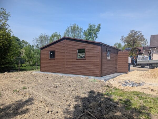 garaż drewnopodobny orzech 6x6, drzwi, rynny, okno 80x80 - obrazek 4
