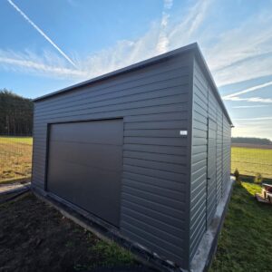 garaż blaszany z bramą segmentową